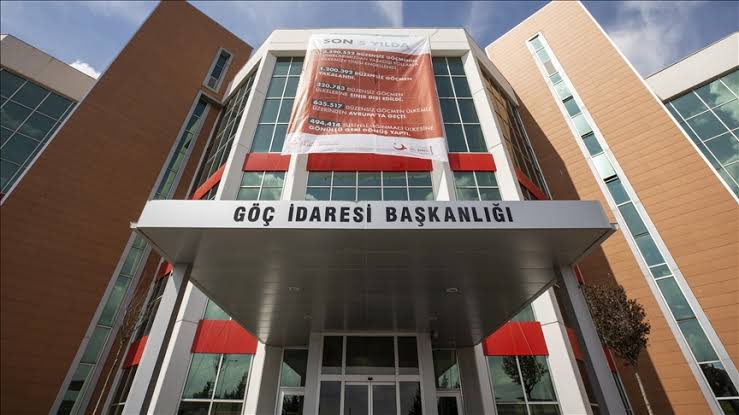 KaracasuHande's tweet photo. 🗣️Göç İdaresi Başkanlığı, 
✅17-23 Mart’ta 2 bin 527 kaçak göçmen yakalandı.
✅2023'te toplam 24 bin 287 kaçak göçmen sınır dışı edildi.

1️⃣Bunların uyrukları ne?
2️⃣Sığınmacı değil yani göçmen bunlar öyle mi?
3️⃣Peki kapasite yok diye sokağa salıp “1 ay içinde ülkeyi terket” dediğiniz Suriyeli sığınmacı ve Afgan kaçaklardan ne haber?

Boşuna uğraşmayın sizin iktidar GİDİYOR!