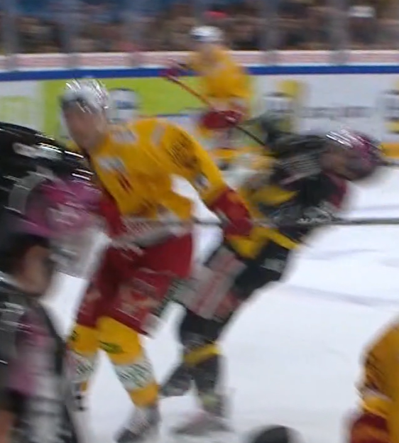 homohockeyensis's tweet photo. #scl führt 2:1 nach 1.  Drittel gg @HC_Ajoie_off.

Schwache Leistung Refs Stolc/Hürlimann. Geben 2 klare Strafen gg Langnau nicht.

1⃣Ellbogencheck Langnauers gg Froissards Kopf.
2⃣ Nach Bully Beinstellen gg Ajoulot - dann fällt 2:1 für @hopplangnou 

Matchentscheidender Fehler? https://t.co/0wmYFHw4h3
