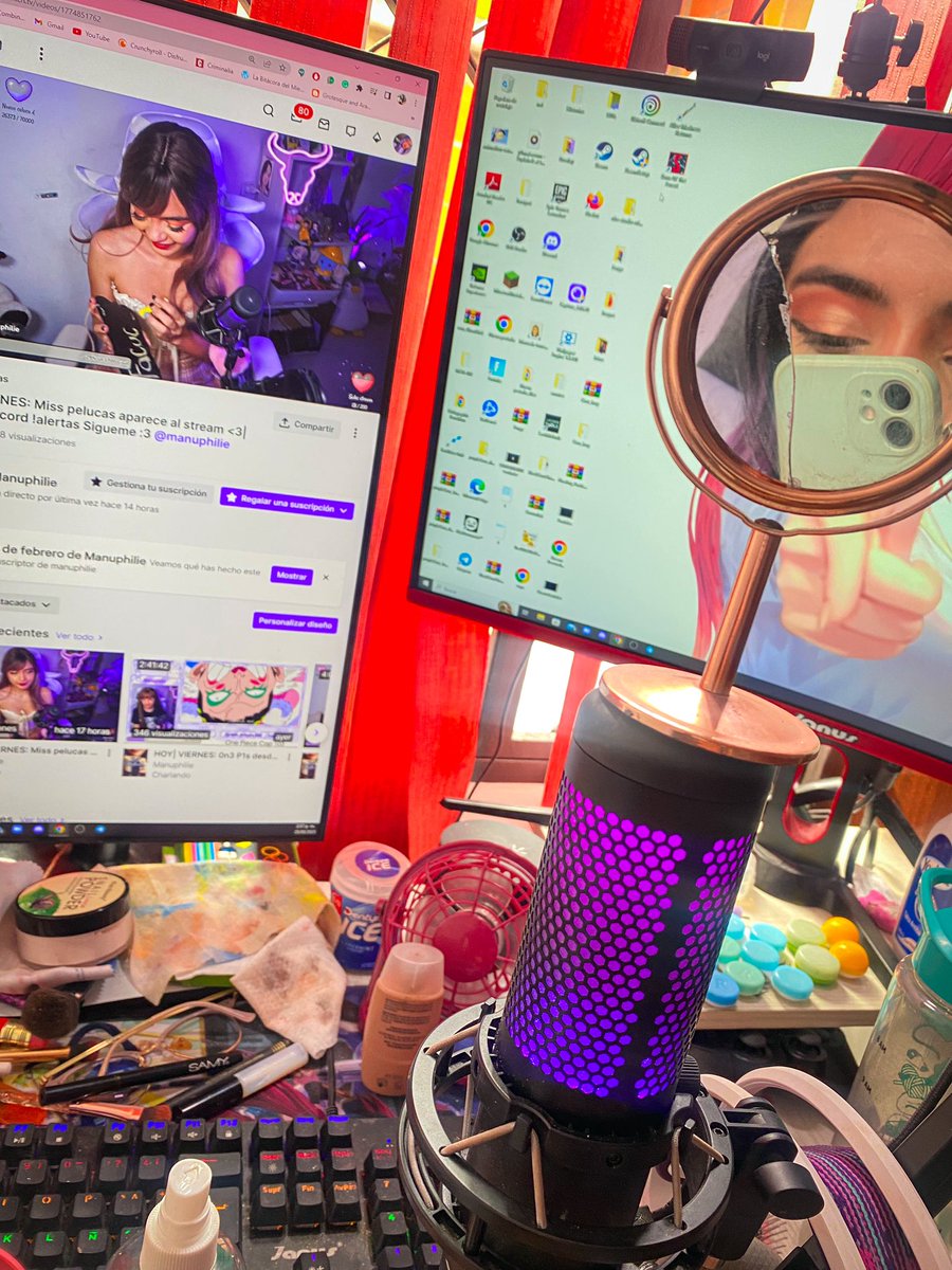 Este es un detrás de cámaras del stream de Manu. Esta bestia salvaje cuenta con un cerebro creativo que no le permite ordenar su escritorio; las principales características de su habitad constan de un espejo partido, su maquillaje, ventilador y awita.

*Esta haciendo zings*