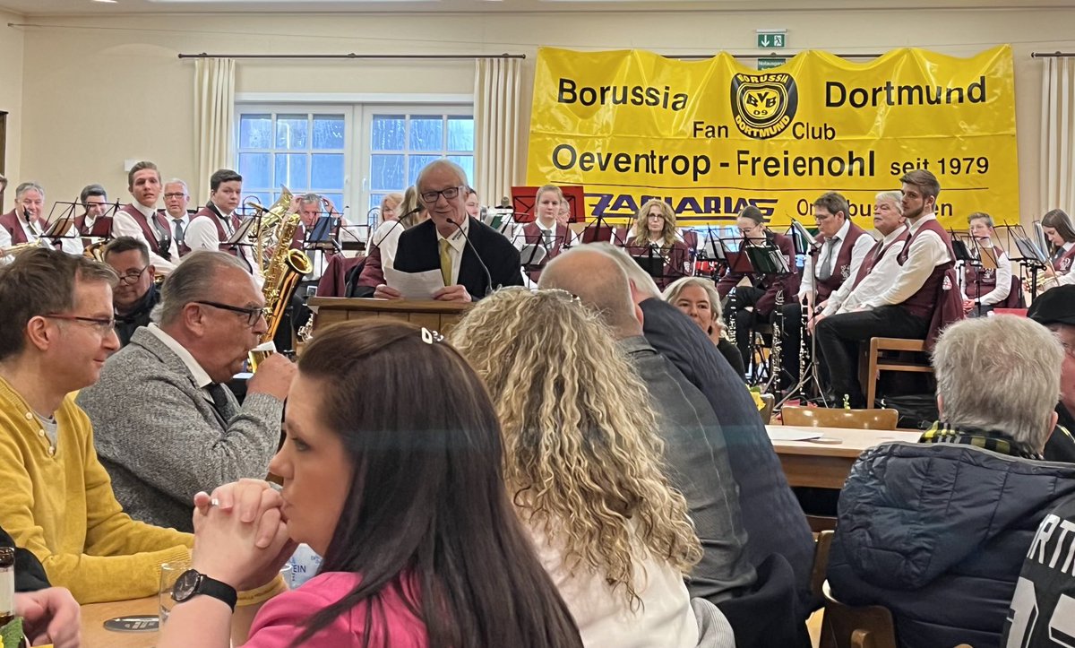 VogelArnsberg's tweet photo. Wieder Jahreshauptversammlung des weltgrößten #BVB Fanclubs #Oeventrop-#Freienohl. Großer Dank für die großartige Arbeit an unseren Vorstand unter Leitung von Eugen Kraas. https://t.co/CmTQ5K4Zn7