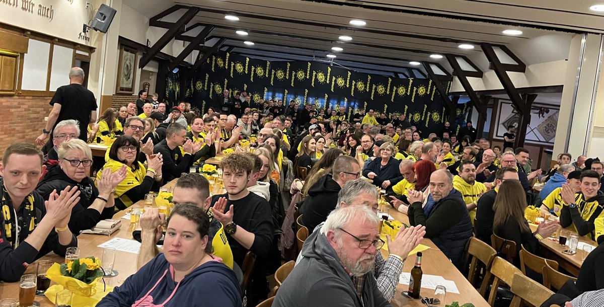 VogelArnsberg's tweet photo. Wieder Jahreshauptversammlung des weltgrößten #BVB Fanclubs #Oeventrop-#Freienohl. Großer Dank für die großartige Arbeit an unseren Vorstand unter Leitung von Eugen Kraas. https://t.co/CmTQ5K4Zn7