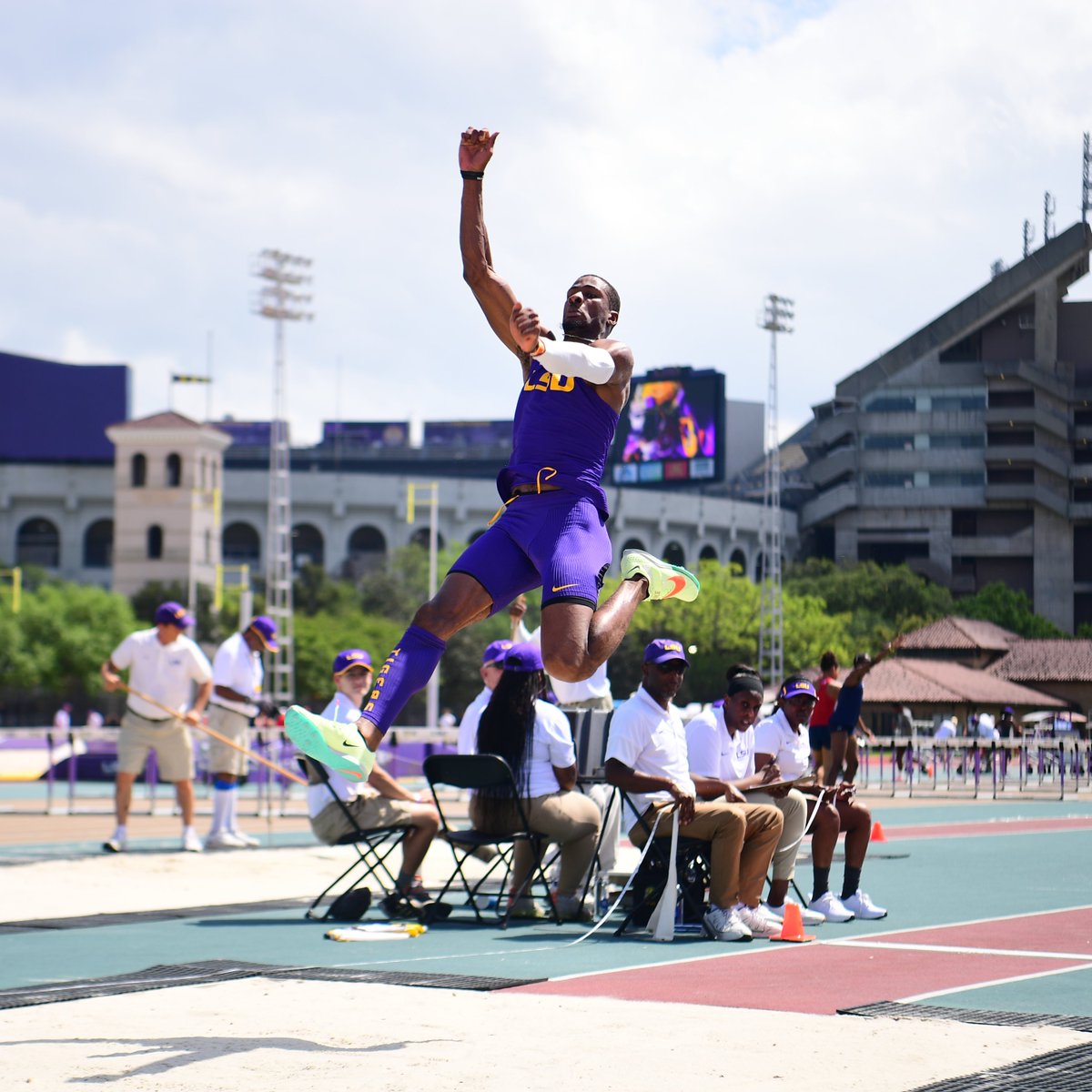 Men's Long Jump

Ji'eem Bullock and Brandon Hicklin go 🥇 and 🥈 in the long jump with distances of 25' 0" (7.62m) and 24' 9.75" (7.56m)! 👏

#GeauxTigers | 📊 lsul.su/BOBLR23