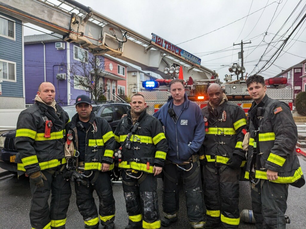 E265L121B47's tweet photo. At 1:30 p.m. this afternoon, #BestOnTheBeach’s #Engine265, #Ladder121 &amp; #Battalion47; #HollandHouse’s #Engine266; and #TheBeachHouse’s #Engine268 &amp; #Ladder137 operated the scene of a fire on the first floor/basement of a private dwelling, on Beach 98th St., Rockaway, NY. #fdny https://t.co/2v6iT3jUKJ