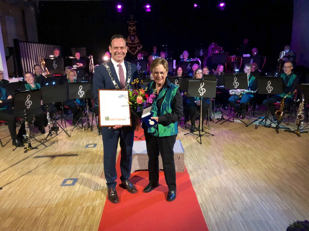SjoerdPotters's tweet photo. Muziekvereniging Kunst &amp; Genoegen uit Maartensdijk bestaat 💯 jaar en ik had vanavond de grote eer om aan de voorzitter Nel Raven, namens de Koning, de Koninklijke Erepenning uit te mogen reiken. Van  harte gefeliciteerd! https://t.co/DolRdgw6V4
