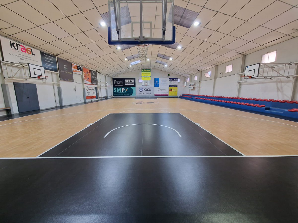 SECASAL's tweet photo. I aquí teniu la nova pista de la S.E. Casal Vilafranca🔥😍🏀
Què us ha semblat? Amb moltes ganes de lluitar i donar-ho tot✨⛹️♂️
#casal #obres #vilafranca #secasal #joanmarques #basquet #basketball #pistadebasquet #pistanova https://t.co/iMRKvuBO3e