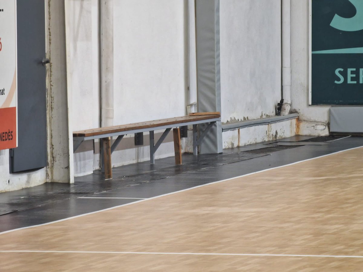 SECASAL's tweet photo. I aquí teniu la nova pista de la S.E. Casal Vilafranca🔥😍🏀
Què us ha semblat? Amb moltes ganes de lluitar i donar-ho tot✨⛹️♂️
#casal #obres #vilafranca #secasal #joanmarques #basquet #basketball #pistadebasquet #pistanova https://t.co/iMRKvuBO3e