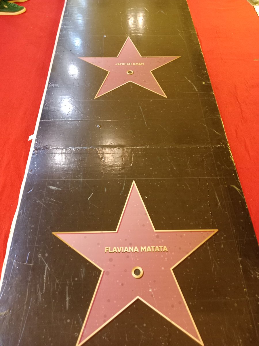 Kuingia ukumbini kuna Walk of Fame, washindi waliopita karibu wote niko mbele ya <a href="/FlavianaMatata/">Flaviana Matata</a> <a href="/JenniferBash/">Jennifer Bash</a> #malkiawanguvu2023
