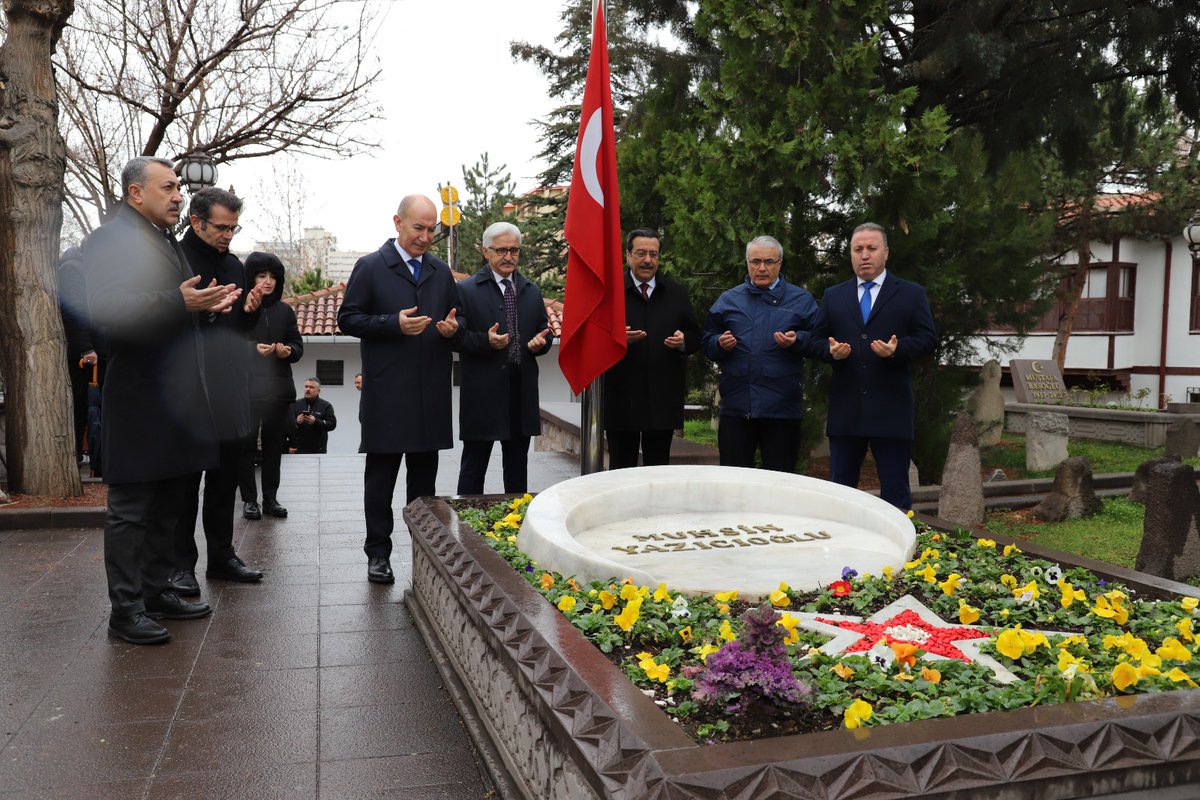 ankegitimkusu's tweet photo. Ankara İl Milli Eğitim Müdürü 
Sayın Harun FATSA 
#MuhsinYazıcıoğlu’nu vefatının yıl dönümünde 
kabri başında rahmetle andı..

#KızılcıkŞerbeti
 #MemleketPartisi 
#GüldürGüldürShow
#25Mart2009 https://t.co/xxIHIv76lX