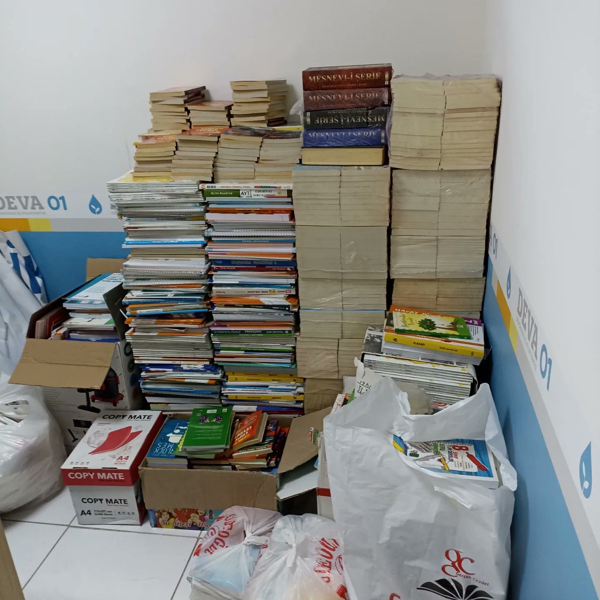 seyhangencdeva's tweet photo. Deprem bölgesinde ki çocuklarımız için başlattığımız kitap kampanyasına destekte bulunan tüm vatandaşlarımıza Genç Seyhan Deva ailesi olarak teşekkür ediyoruz. 

Emeği geçen herkesten Allah razı olsun.💧🌱

Gençlerini kitapla beslemeyen milletlerin sonu acıdır. https://t.co/341libPVOC