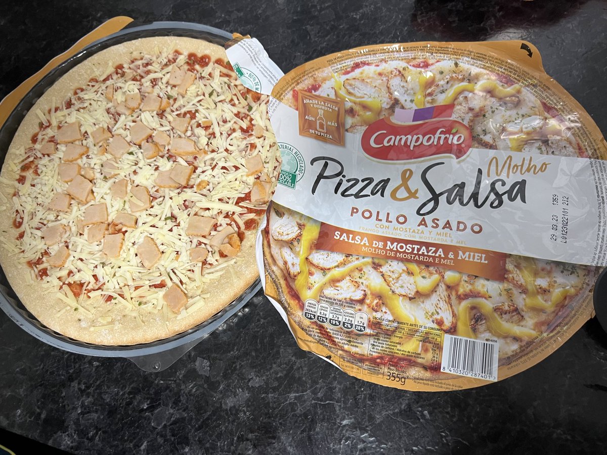 Blanquitariaza's tweet photo. @Campofrio_es por favor, ¿nos podríais explicar en qué se parece el envoltorio a la pizza que viene dentro? 
Esto es como la típica broma de… lo que compras y lo que te llega… cada día lo hacéis mejor… https://t.co/FZVL2Z31xb