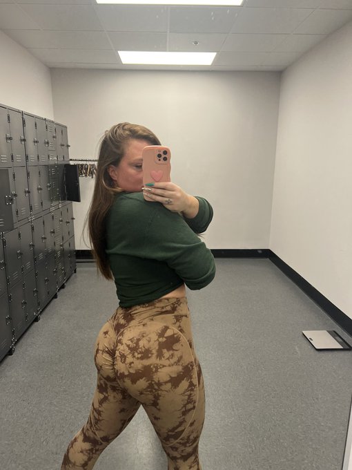 I&rsquo;ve never directly trained glutes until recently. Prepare for my booty to be more insane. #glutepump<a href="/tag/glutepump"class="tags"><span>#glutepump</span></a>