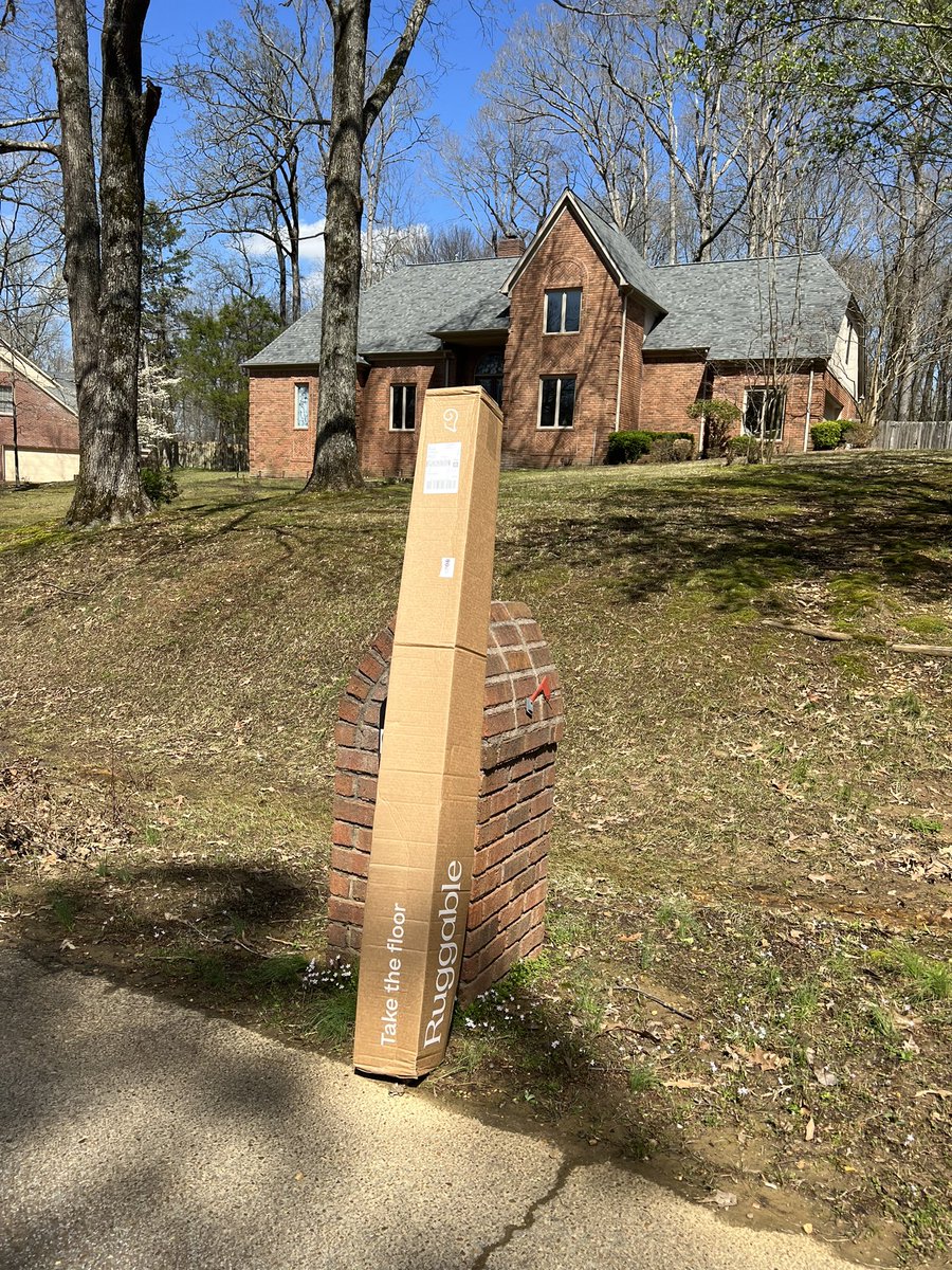 carolynnkeane's tweet photo. Glad my package didn’t get stolen today since FedEx left it propped on the mailbox touching the street and then marked it as delivered at front door, laziness at its finest @FedExHelp https://t.co/6fMICpwTal