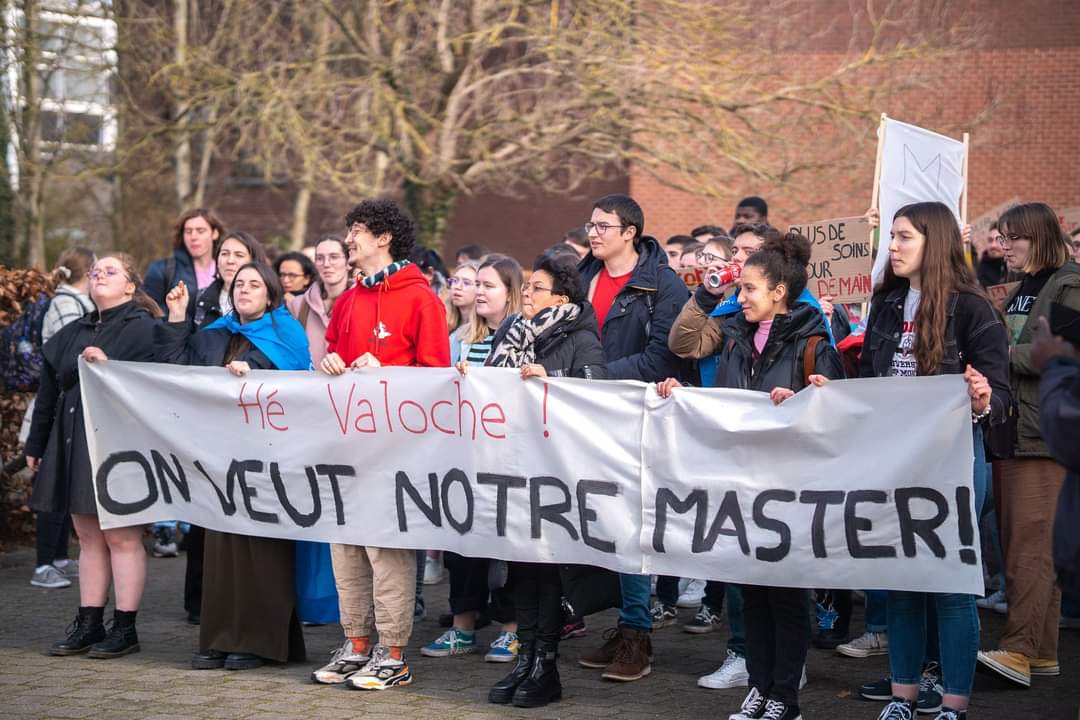 VICTOIRE ! 🔥 Les étudiant·e·s de l'UMons auront un master en médecine. L'UNamur aussi. Le <a href="/MR_officiel/">MR</a> cède enfin. 
La pression par la mobilisation étudiante a payé.
Le combat continue pour un enseignement et des soins de santé accessibles à tous.
<a href="/fef_student/">FederationEF</a>