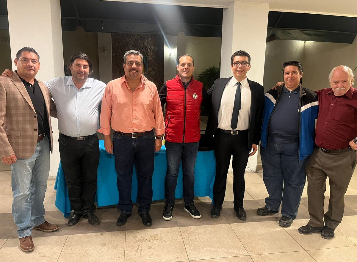 israelglezrmz's tweet photo. Buen ejercicio de intercambio de opiniones con Juan Carlos de Morena, Jonathan por el PRI, el joven Cisneros por el PAN y un servidor de Movimiento Ciudadano, gracias también a Pepe por la invitacion y a la DK por abrir sus microfonos a nuestras ideas. https://t.co/tElrGn3EnO