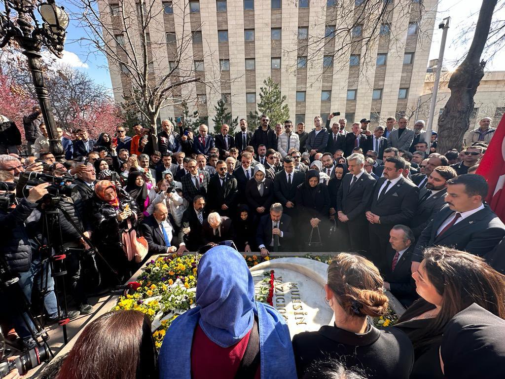 Şehit liderimiz Muhsin Yazıcıoğlu, şehadetinin 14. sene-i devriyesinde Genel Başkanımız Sayın Mustafa Destici, parti yöneticilerimiz, Alperenler ve vatandaşlarımızın katılımıyla Tacettin Dergahı’nda kabri başında rahmetle yad edildi. Ruhu şâd, mekanı cennet, makamı âli olsun.