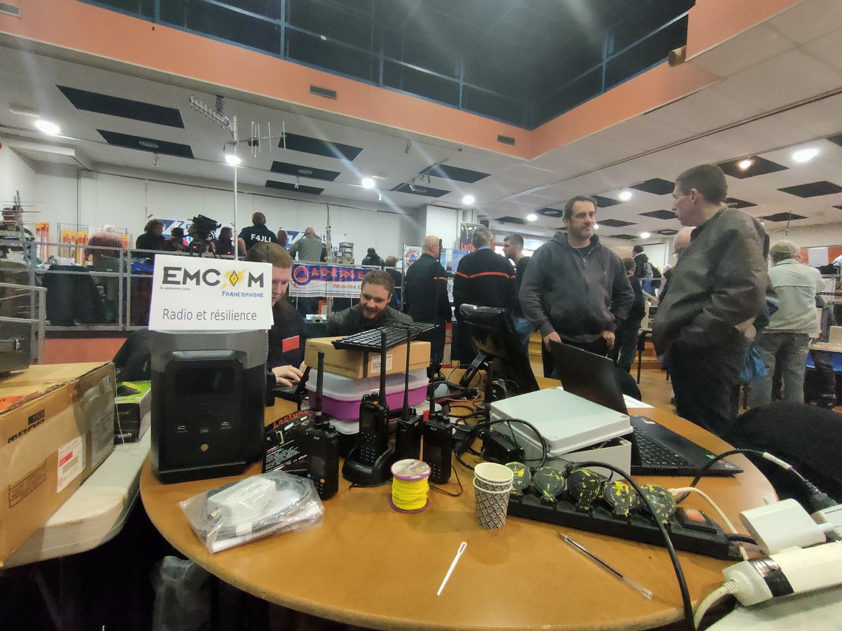 F4EED's tweet photo. Grâce à @hb9vcj  et @isithran durant #ondexpo2023 on a pu tester le double boot sur une armbian sur le #xiegu #x6100 trouvable chez @radioamateur https://t.co/0eih4DxlOf