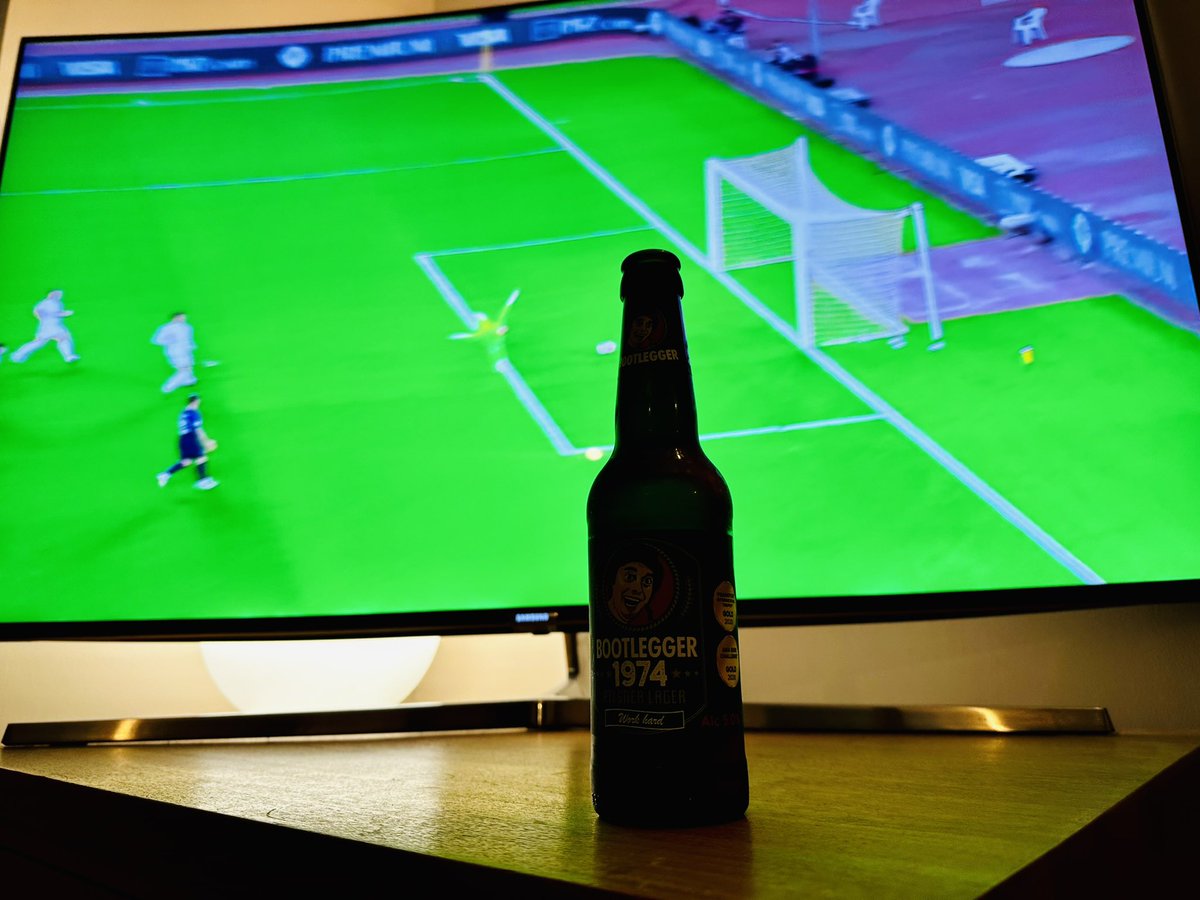 WalesMetro's tweet photo. Tried to stop it with a @bootlegger1974
Wrexham. Wales. Beer in that order
#cymru #wales #CROCYM #CROWAL
@WXM_Lager https://t.co/KnNNKM7im3