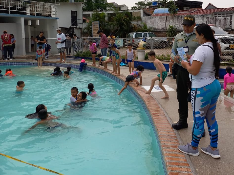 PoliciaCasanare's tweet photo. #Casanare El grupo de Turismo realizo actividades de vigilancia y control a prestadores de servicios turísticos, verificando piscinas y zonas húmedas, con el fin de prevenir accidentes. #Yopal #TurismoSeguro #DiosYPatria https://t.co/2l6lQOyHH7
