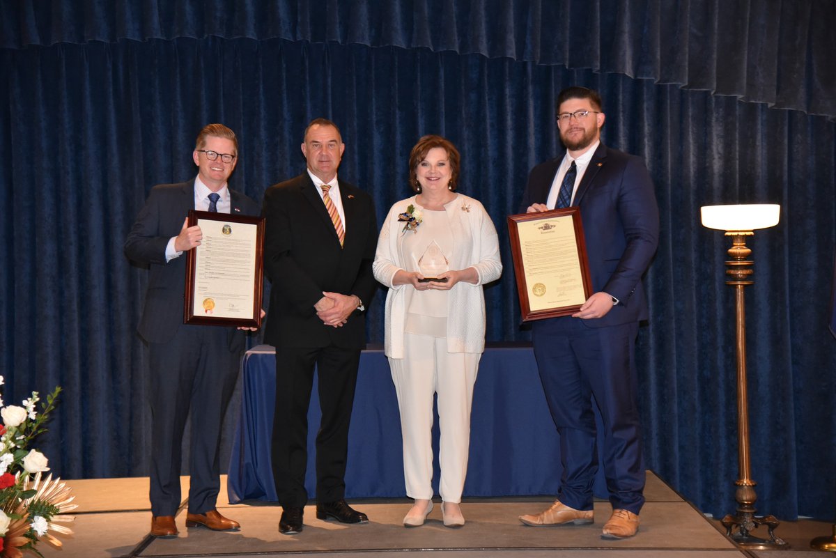 calebrowden's tweet image. I was honored to join @LtGovMikeKehoe and @MannForMo50 this week in presenting @WennekerRobin w/ the Lt. Gov’s Women of Achievement Award. 

Robin is a tremendous asset to our #MidMO community as well as to folks around the state! #MOLeg