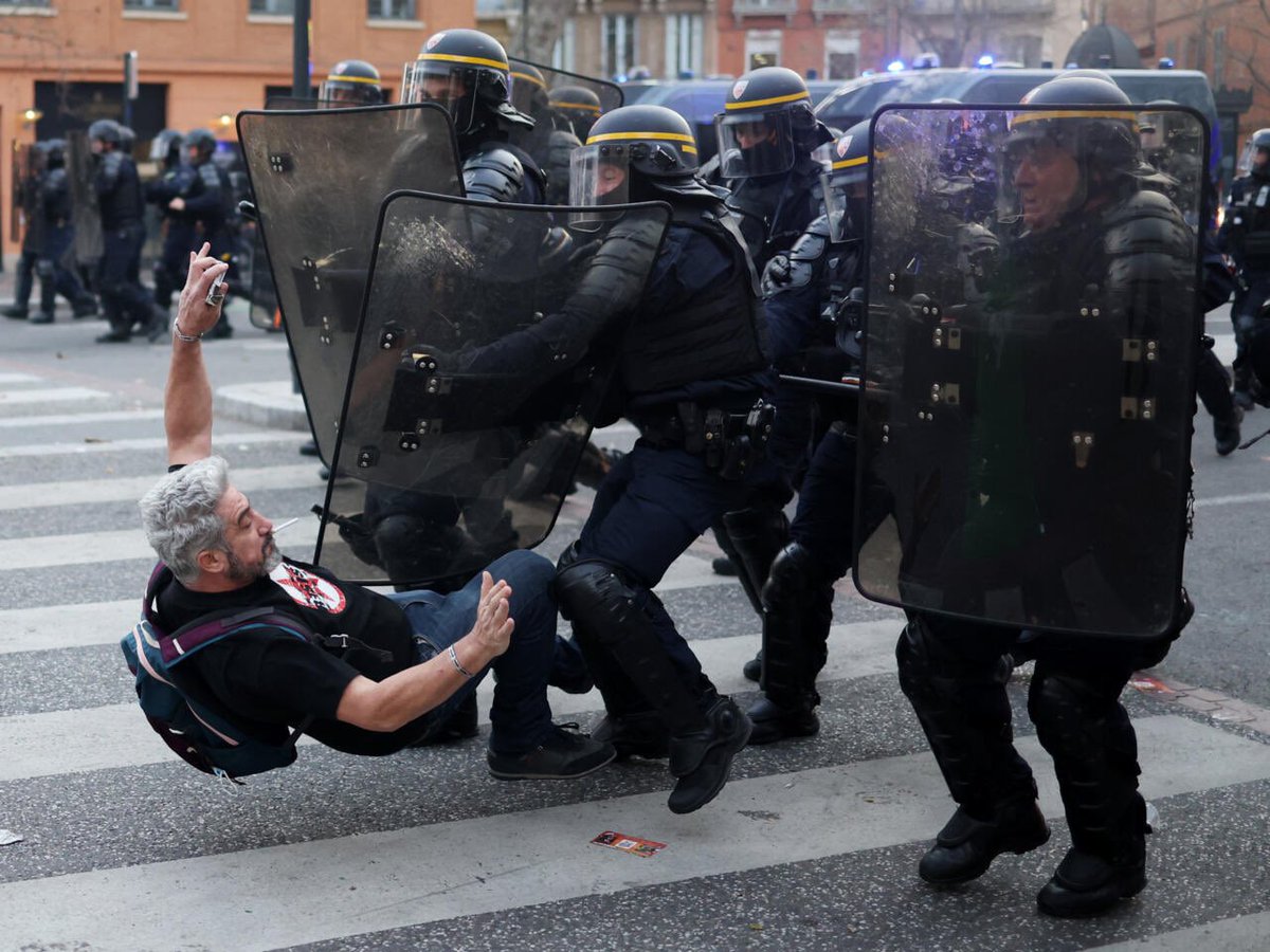 JamalDajani's tweet photo. Paris— If this was Tehran, Beijing, Moscow, etc. western media will be reporting about government brutality https://t.co/jD5eWWSXPZ