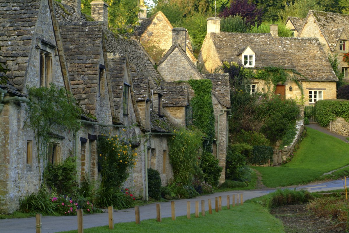 PedrodeHispalis's tweet photo. Los Cotswolds es una región en el centro-suroeste de Inglaterra, a lo largo de colinas que se elevan desde los prados del alto Támesis hasta un escarpe sobre el valle del Severn y el valle de Evesham, la región mas bonita de Inglaterra nos saluda, nos vamos de viaje. https://t.co/SvRLjwaQQy
