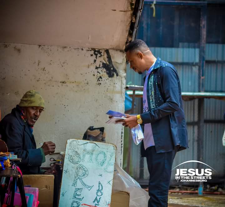 JESUS IN THE STREETS OF JOHANNESBURG.

We continue to spread the love of Jesus Christ in the streets of Johannesburg. 

Jesus loves you.
- Pst Paul Adogamhe

#JesusChristisLord 
#jesuslovesyou 
#pauladogamhe 
#ChristabelAdogamhe

#meganicholasanthonyblog 
#nicholasmegasblog