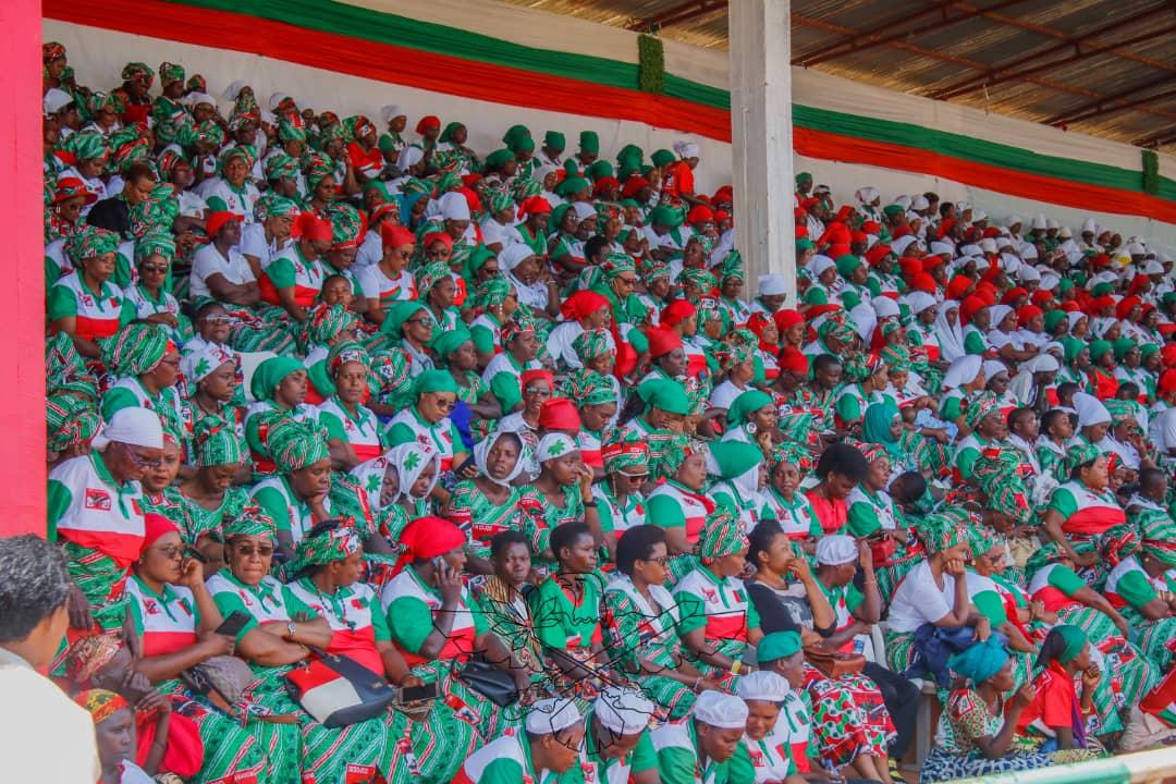 LF_cnddfdd's tweet photo. Ibirori vy'umusi mukuru #umukenyererarugambaday vyabaye mu munezero n'amahoro ntangere. Isinzi ry'abakenyererarugamba bava mu ntara zose z'igihugu bari bahishikiye, tutibagiye @abagumyabanga, @cnddfddyouth bari baje kubashigikira https://t.co/qZj3akedEl