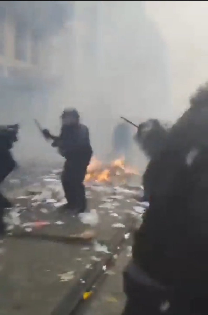 salah_shoaib's tweet image. This is not democracy. French authorities are brutality violating freedom of expression. 

#FranceProtests #frenchprotests #FrenchPROTEST