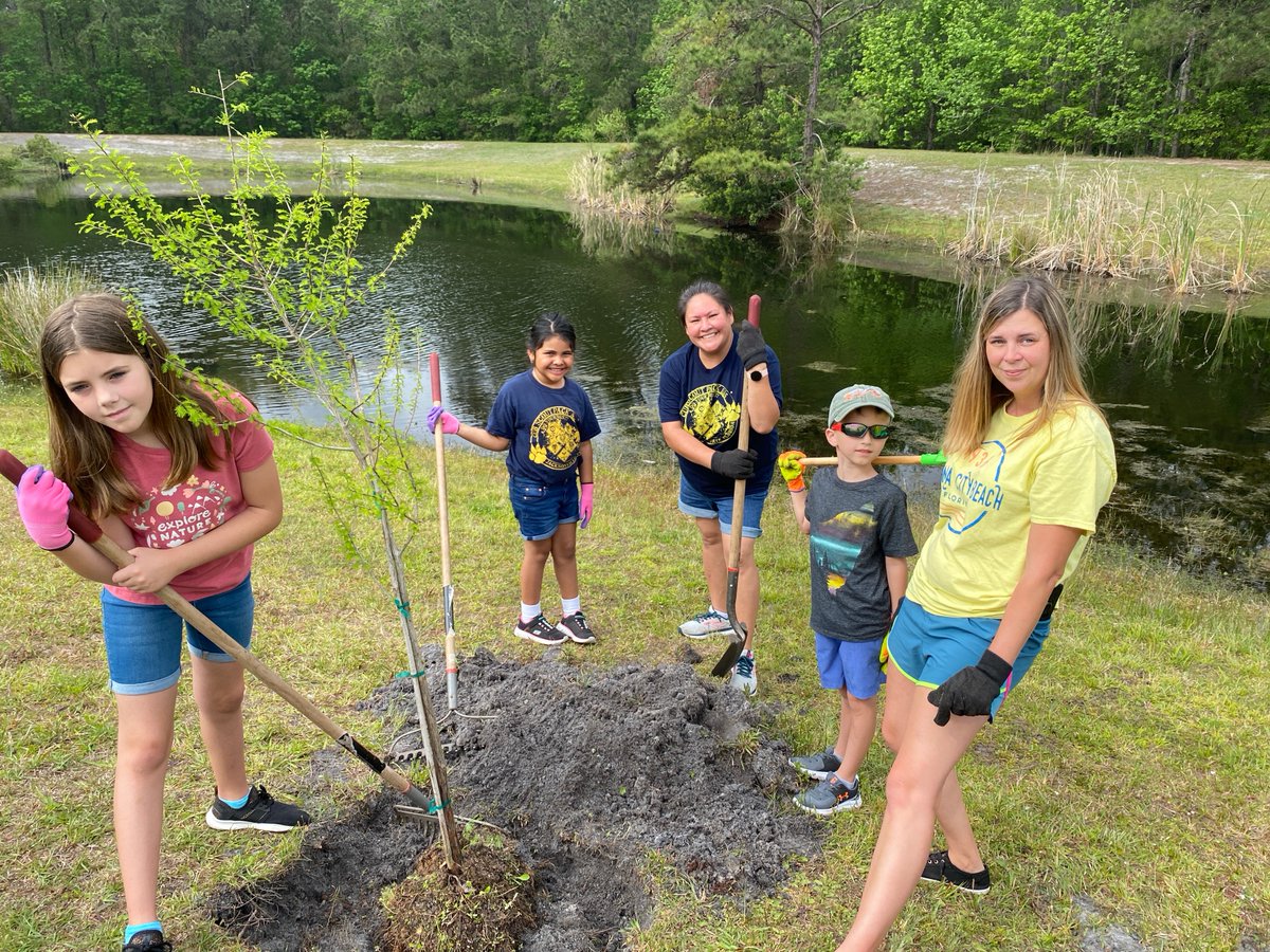 greenscapeofjax's tweet photo. Such great groups came out today to help #planttrees for stormwater uptake in the McGirts Creek watershed. Thank you #FSUAlumnaeClub, #NASJax, @SJRiverkeeper #bigtreearborists, @NewsfromJEA #altanticcoasthighschool, #scouts. You made a difference in your community! 💚 https://t.co/p9vBW7gL64