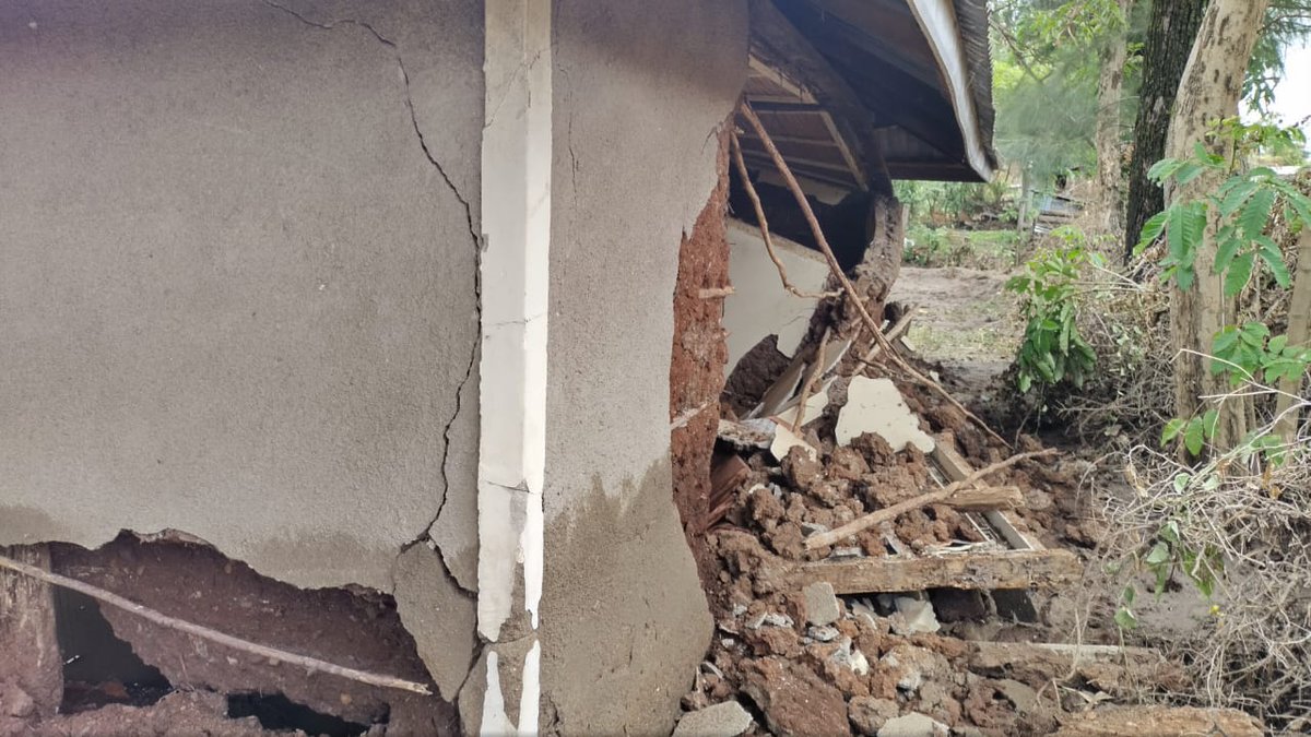 WKodula's tweet photo. A moment of reflection, where is equality if elected leaders can sleep tight in their bungalows while the wanjikus of manyatta B suffer sleepless nights due to destruction of properties and the displacements by the floods. @Wanavijiji_sdi @KenyaRedCross  @Article43Rights @KYCTV https://t.co/q07j8UAvxQ