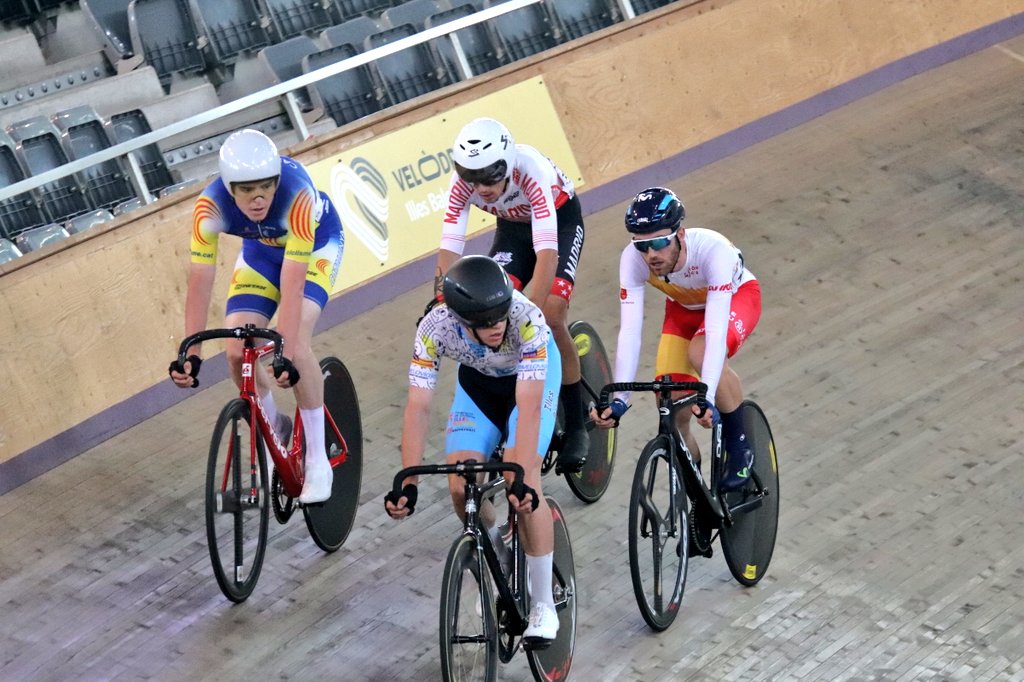 COPE_Lorca_'s tweet photo. Ciclismo Pista.
El lorquino @Albertoo_PD Alberto Pérez,  de quedó este sábado en el Campeonato @RFECiclismo Omnium de Baleares a las puertas del podio absoluto (4º) y del título sub 23 (2º). 
El integrante del @Valverde_Team estuvo luchando por la primera posición. https://t.co/b00E1wcmQo