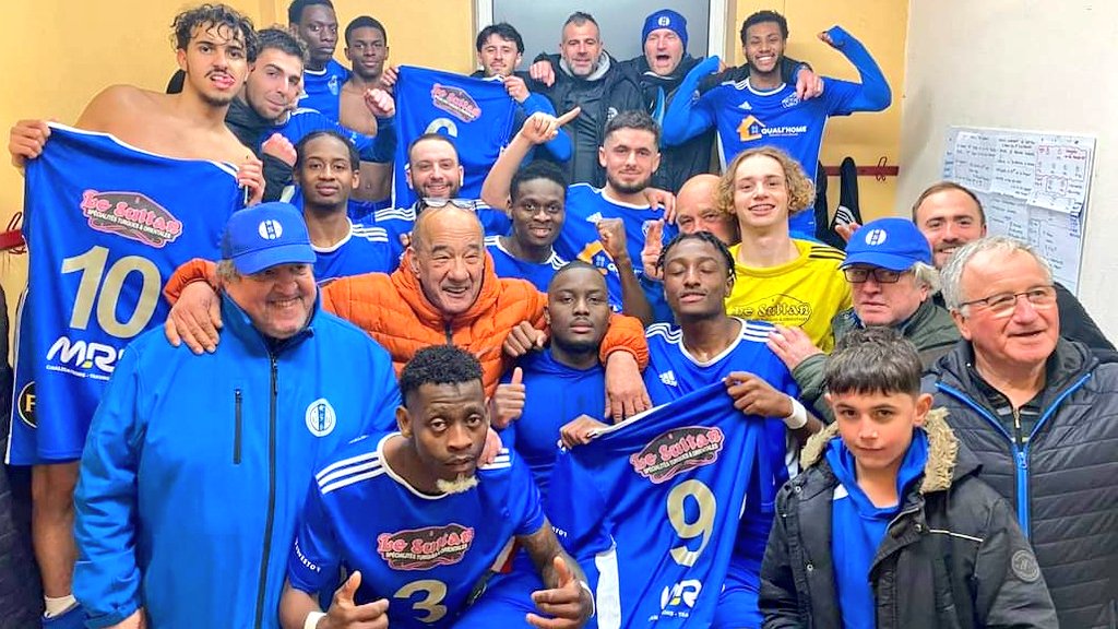 EsbFoot's tweet photo. La bande à @rguillard2 fait le taff ce soir 
4 0 contre St Varent 👌
Demain place à la R1 à Nieulaubiers https://t.co/gONi9YgyQN