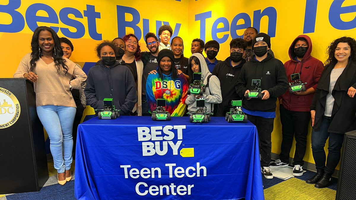Annenberg_FDN's tweet image. Congratulations to @WhyNotFdn students for wrapping up their 20-week robotics and coding program at @southlatech! Special thanks to the @AnnLearner + #AnnenbergTech teams for sponsoring transportation to ensure that students could access these exciting classes. #STEMeducation