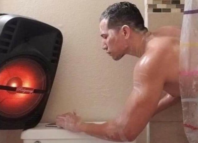 cuando me estoy bañando y sale una canción que no me gusta