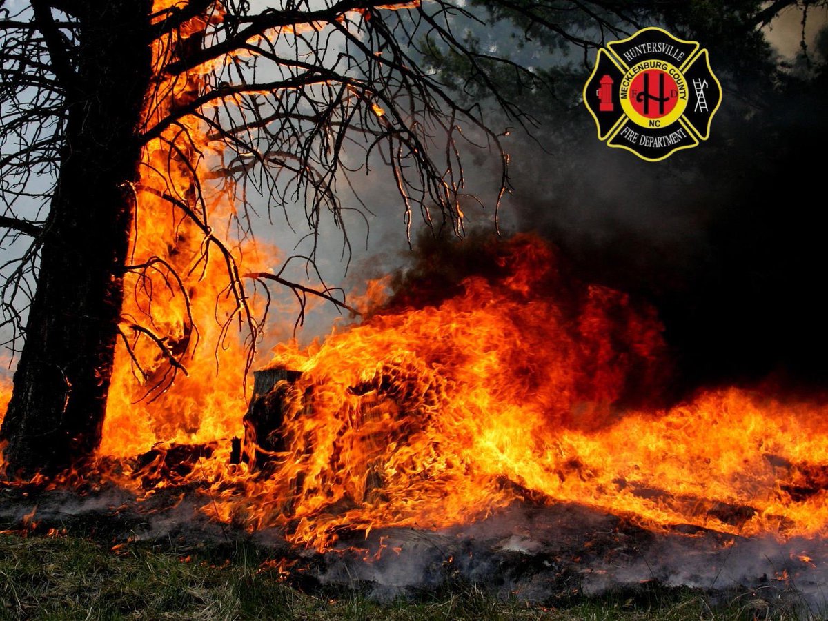 Huntersville_FD's tweet image. *OUTSIDE FIRE* Stations 1, 2, 4 working an outside fire, 9430 Block of Pembroke Road. Now requesting Forestry to the scene. Use caution &amp;amp; YIELD to responding units #MoveOver #OutsideFire