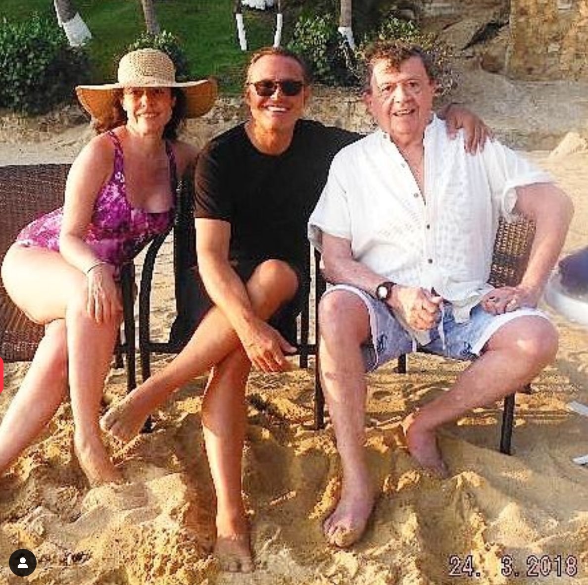 Luis Miguel fue un gran admirador de Xavier López "Chabelo".

Un día se enteró que Chabelo y su esposa Teresita se encontraban en la playa, por lo que no dudó en bajar, saludar y tomarse esta foto inédita.

Gracias por compartirla, Adriana Riveramelo (<a href="/lariveramelo/">Adriana Riveramelo</a> )