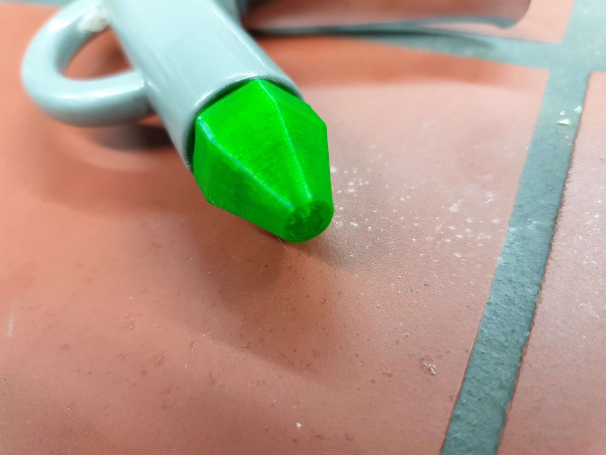 Heut wurde die fehlende Druckluftpistolendüse Designt und aus dem 3d Drucker gedruckt.