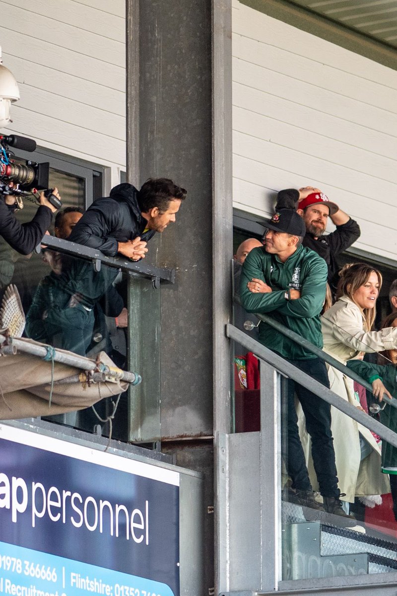 Two guys, a pillar and a football game!

🔴⚪️ #WxmAFC