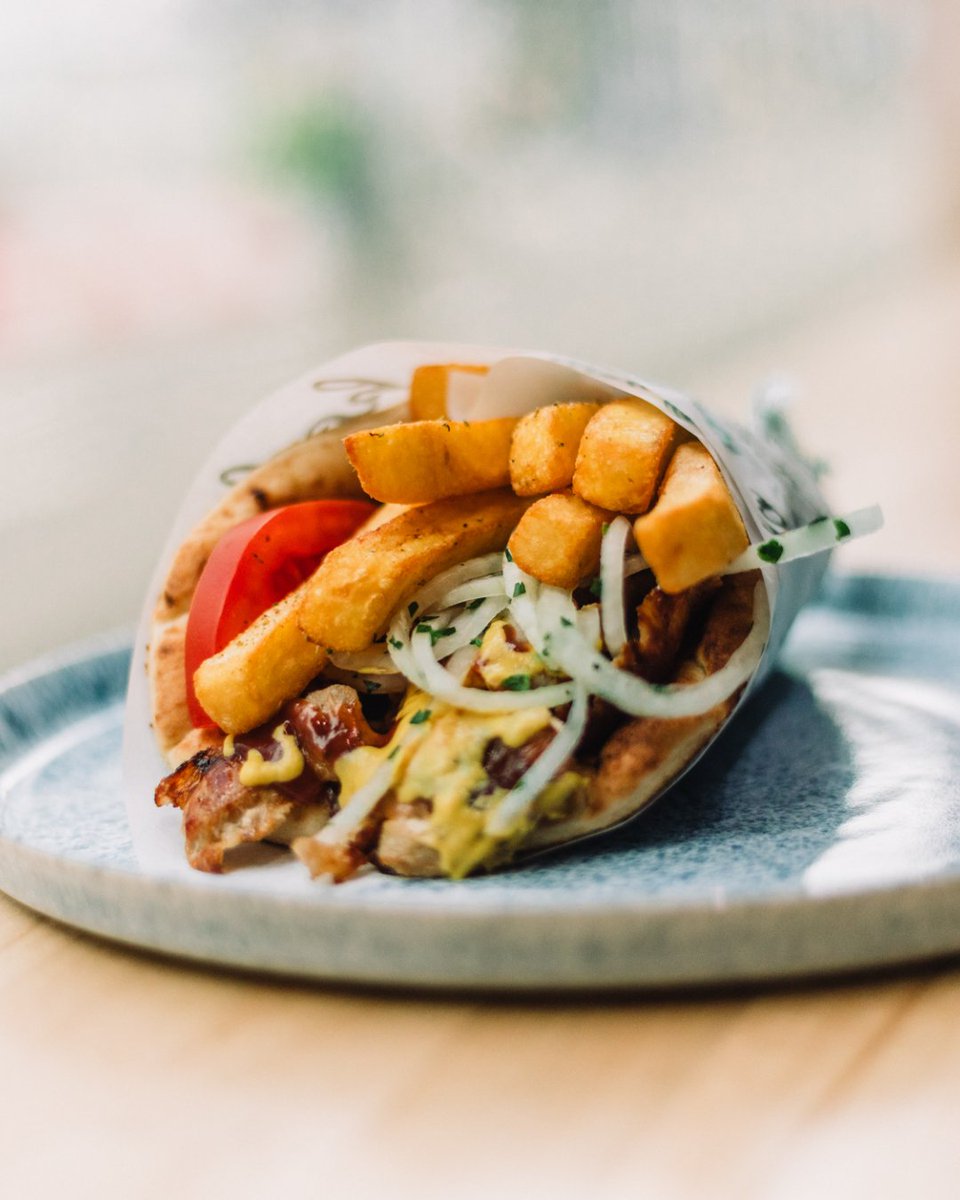 AG_StreetFood's tweet photo. Saturday night gyros, anyone? 🇬🇷

This is our Classic Greek filled with pork gyros meat, fresh salad, fluffy potato fries, finished with ketchup and mustard.

📍𝟯𝟯 𝗦𝘁𝗲𝗽𝗵𝗲𝗻𝘀𝗼𝗻 𝗦𝘁, 𝗕𝗶𝗿𝗺𝗶𝗻𝗴𝗵𝗮𝗺, 𝗕𝟮 𝟰𝗕𝗛
#Birmingham #Gyros #GreekFood https://t.co/Id4MEp8jSO