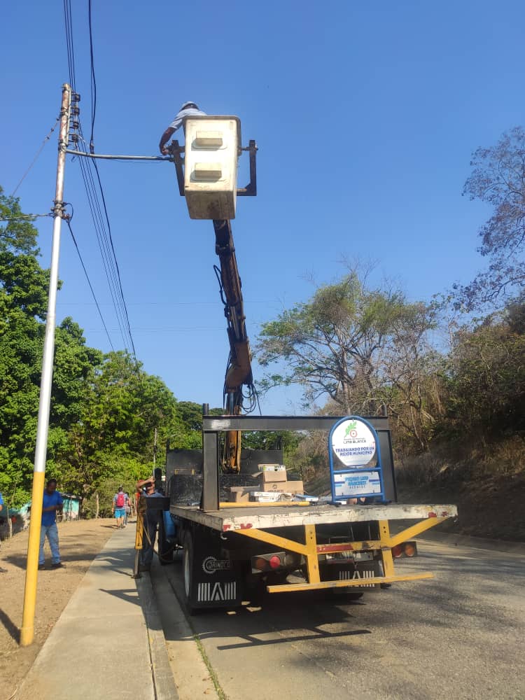 pedroluisanchez's tweet photo. Seguimos Iluminando a Lima Blanco esta vez desde la entrada de Jabillo hasta el Centro de Macapo
Mientras los del Psuv robaron y siguen robando nosotros hacemos lo posible por mejorar la calidad de vida de nuestra gente
Vamos Palante 💪🏼 https://t.co/jaLtBLrH10