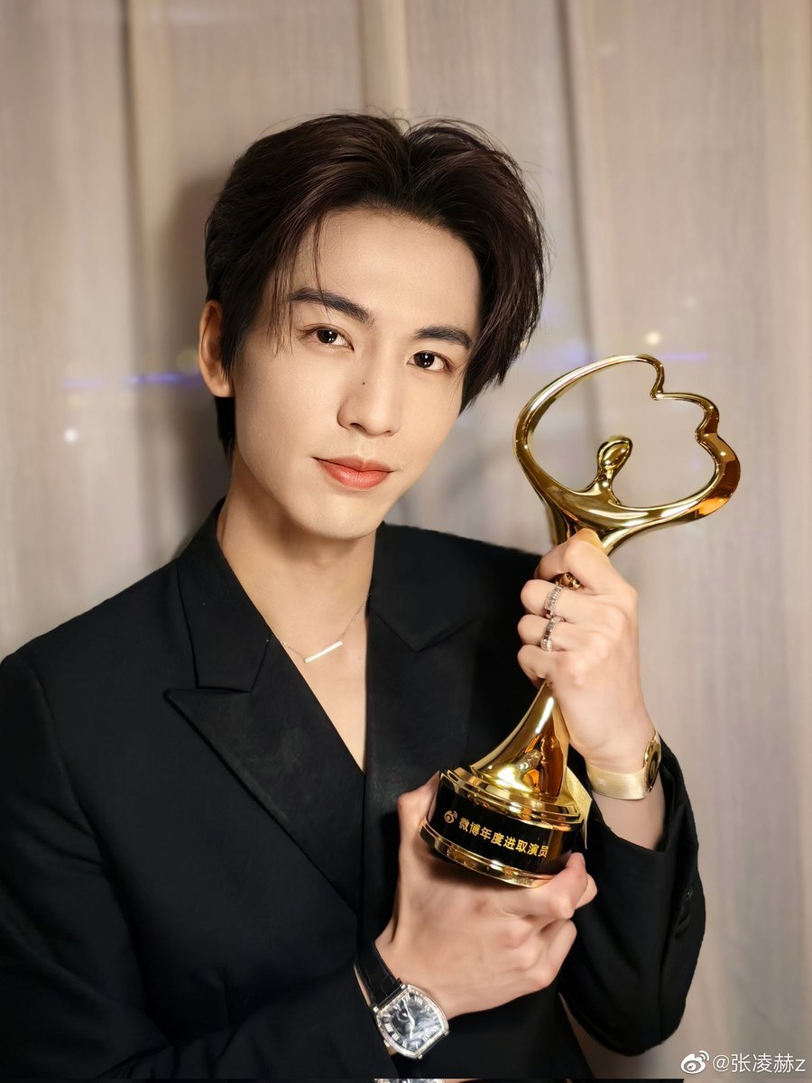 zlinghe_'s tweet photo. 03252023 zhang linghe weibo update

congratulations, xiao zhang for winning the ‘progressive actor of the year’ at 2022 weibo night 🏆🫶

#ZhangLinghe https://t.co/tFnHRM7zDa