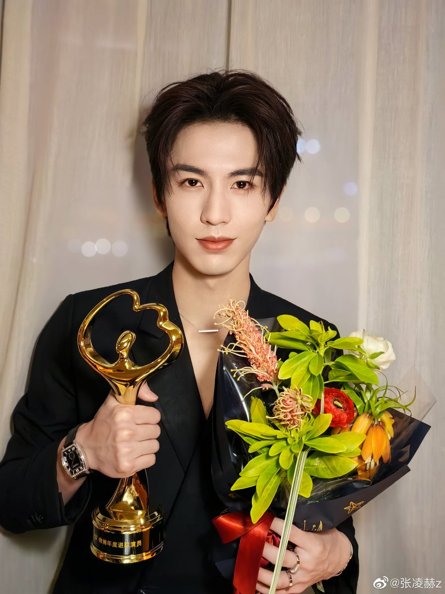 zlinghe_'s tweet photo. 03252023 zhang linghe weibo update

congratulations, xiao zhang for winning the ‘progressive actor of the year’ at 2022 weibo night 🏆🫶

#ZhangLinghe https://t.co/tFnHRM7zDa