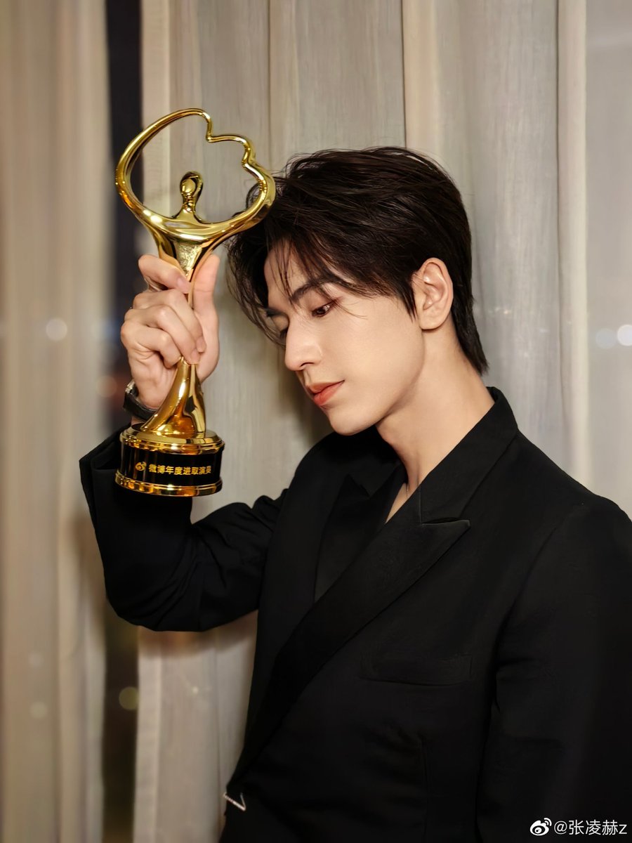 zlinghe_'s tweet photo. 03252023 zhang linghe weibo update

congratulations, xiao zhang for winning the ‘progressive actor of the year’ at 2022 weibo night 🏆🫶

#ZhangLinghe https://t.co/tFnHRM7zDa
