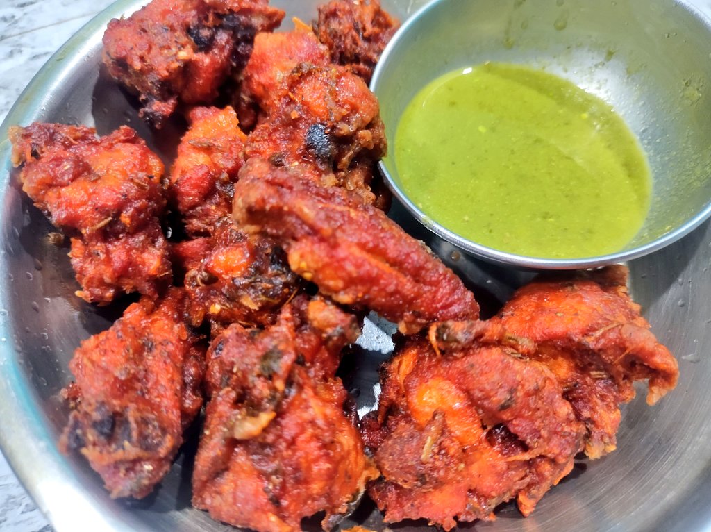 Foodieslovfood's tweet photo. CHICKEN PAKORA WITH MINT SAUCE🍗🤤😋
#indianfood #chicken #mintsauce #mint #food #foodie #foodlovers #foodiesluvfood #FoodieBeauty #foodphotography #foodimages #mood #eat #tasty #delicious #yummy #foodymood https://t.co/DFHFu4dvns