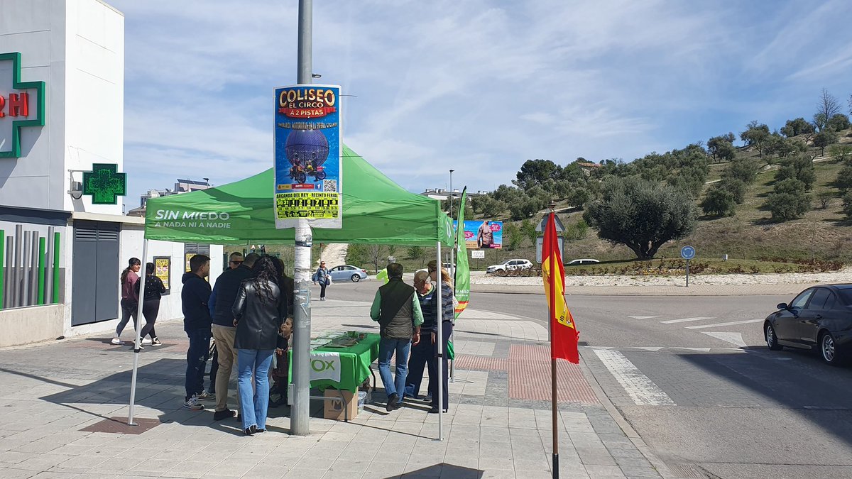 VoxArganda's tweet photo. Muy animada nuestra mesa informativa de hoy.
👉Vecinos de Parque Europa con propuestas para su barrio y vecinos felicitando a VOX por su moción y sobre todo, ganas de un cambio de rumbo para Arganda.
#CuidaLoTuyo #CuidaArganda https://t.co/Gzny2CMlu3