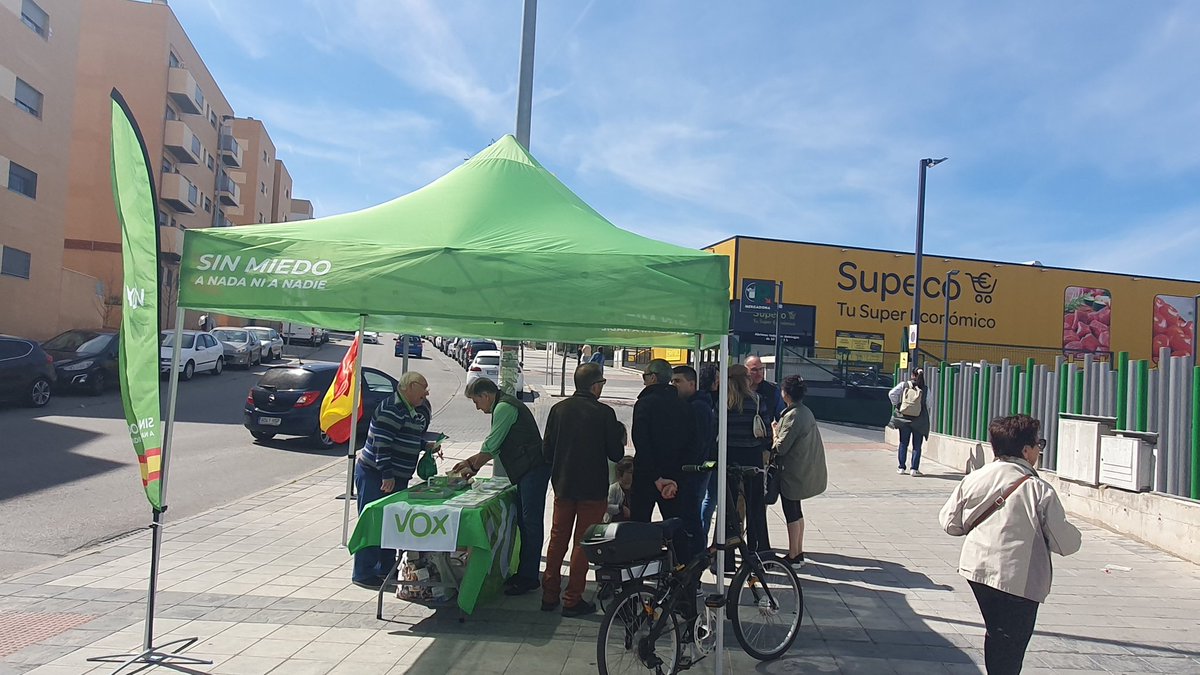 VoxArganda's tweet photo. Muy animada nuestra mesa informativa de hoy.
👉Vecinos de Parque Europa con propuestas para su barrio y vecinos felicitando a VOX por su moción y sobre todo, ganas de un cambio de rumbo para Arganda.
#CuidaLoTuyo #CuidaArganda https://t.co/Gzny2CMlu3