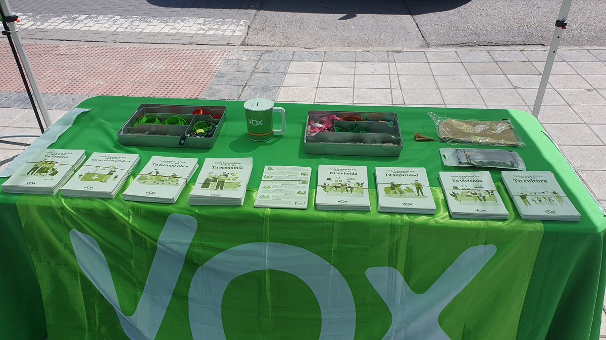 VoxArganda's tweet photo. Muy animada nuestra mesa informativa de hoy.
👉Vecinos de Parque Europa con propuestas para su barrio y vecinos felicitando a VOX por su moción y sobre todo, ganas de un cambio de rumbo para Arganda.
#CuidaLoTuyo #CuidaArganda https://t.co/Gzny2CMlu3