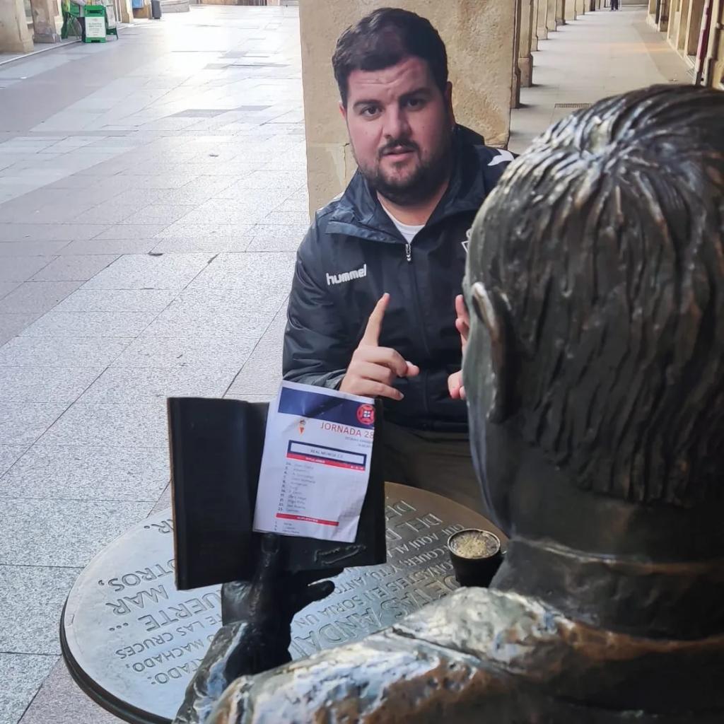 albertolofe's tweet image. Discutiendo con Gerardo Diego acerca de la alineación de mañana.