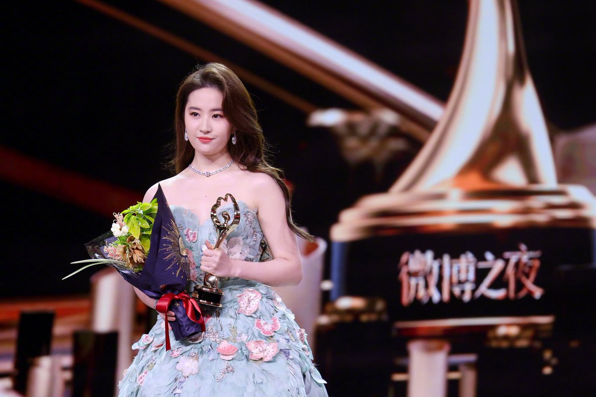 2022 Weibo Awards Ceremony FsFAfw4aMAEX2BA?format=jpg&name=medium