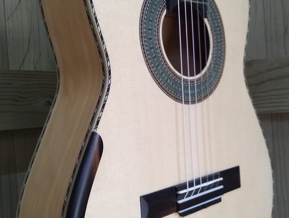 LunagomezGuitar's tweet photo. La guitarra modelo “Ernesto Lunagómez” https://t.co/BVHvMYD3Y0
